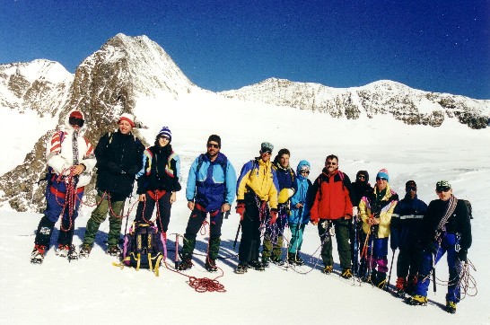 gruppo di escursionisti schierati in formazione